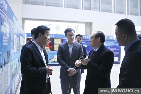 20130107035607171 SOHO中国有限公司董事长潘石屹莅临18LUCK官网幕墙考察参观